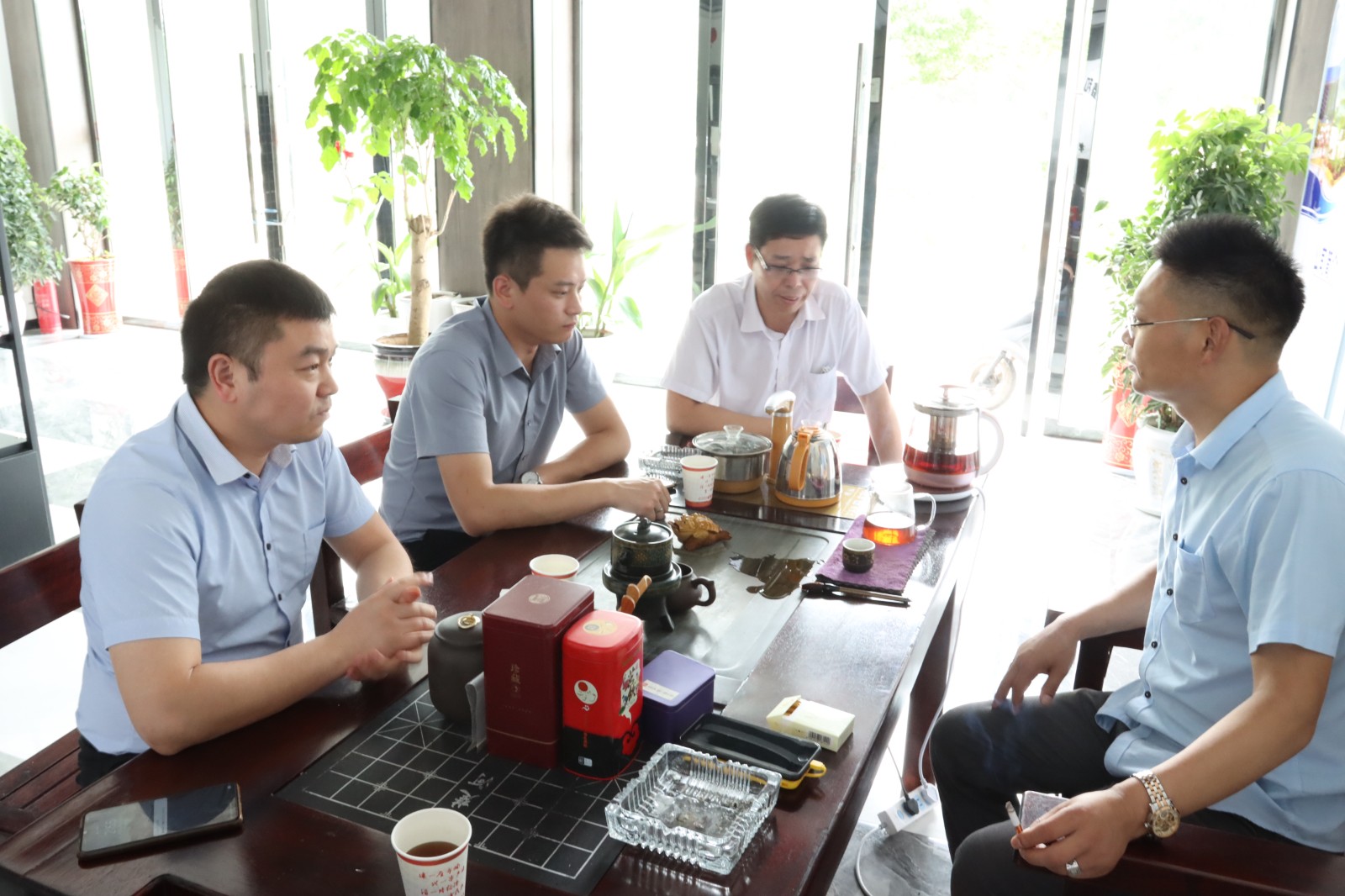 【PG电子品质服务与关切】董事长带队亲临一线，端午节巡检湖北片区